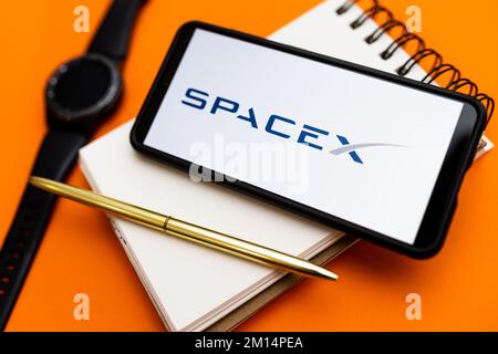 Polonia. 07th Dec, 2022. In questa immagine viene visualizzato un logo Spacex sullo smartphone. (Foto di Mateusz Slodkowski/SOPA Images/Sipa USA) Credit: Sipa USA/Alamy Live News Foto Stock