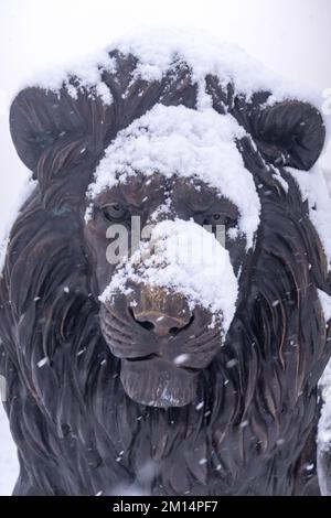 Edimburgo, Scozia, Regno Unito. 10th dicembre 2022. Nonostante una nevicata, il centro di Edimburgo non è stato fermato questa mattina. Statua di un leone coperto di neve presso l'Edinburgh Meadows. Credit: Lorenzo Dalberto/Alamy Live News Foto Stock