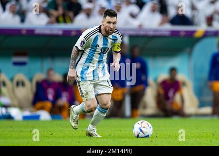 Lusail, Qatar. 10th Dec, 2022. Calcio: Coppa del mondo, Olanda - Argentina, finale, quarto finale, Lusail Stadium, Lionel messi in azione in Argentina. Credit: Tom Weller/dpa/Alamy Live News Credit: dpa picture Alliance/Alamy Live News Foto Stock