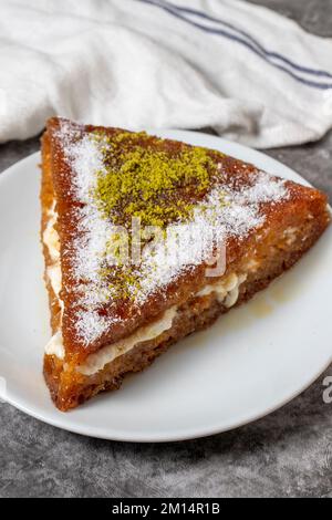 Dessert al kadayif di pane con crema su sfondo scuro. Dessert di cucina turca. primo piano Foto Stock