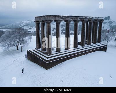 Edimburgo, Scozia, Regno Unito. 10th dicembre 2022. Vista su Calton Hill nella neve. Questa mattina ad Edimburgo è caduta una neve pesante, mentre le condizioni climatiche artiche del nord continuano a colpire gran parte del Regno Unito . Iain Masterton/Alamy Live News Foto Stock