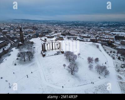 Edimburgo, Scozia, Regno Unito. 10th dicembre 2022. Vista su Calton Hill nella neve. Questa mattina ad Edimburgo è caduta una neve pesante, mentre le condizioni climatiche artiche del nord continuano a colpire gran parte del Regno Unito . Iain Masterton/Alamy Live News Foto Stock