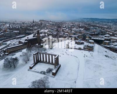 Edimburgo, Scozia, Regno Unito. 10th dicembre 2022. Vista su Calton Hill nella neve. Questa mattina ad Edimburgo è caduta una neve pesante, mentre le condizioni climatiche artiche del nord continuano a colpire gran parte del Regno Unito . Iain Masterton/Alamy Live News Foto Stock