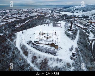 Edimburgo, Scozia, Regno Unito. 10th dicembre 2022. Vista su Calton Hill nella neve. Questa mattina ad Edimburgo è caduta una neve pesante, mentre le condizioni climatiche artiche del nord continuano a colpire gran parte del Regno Unito . Iain Masterton/Alamy Live News Foto Stock