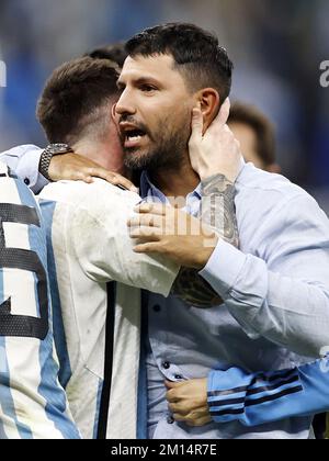 Al Daayen, Qatar. 09th Dec, 2022. LUSAIL CITY - (LR) Lionel messi dell'Argentina Sergio Kun Aguero durante la Coppa del mondo FIFA Qatar 2022 incontro di quarti di finale tra i Paesi Bassi e l'Argentina al Lusail Stadium il 9 dicembre 2022 a Lusail City, Qatar. ANP MAURICE VAN STONE Credit: ANP/Alamy Live News Foto Stock