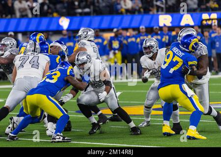 Inglewood, Stati Uniti. 08th Dec, 2022. Calcio americano: Campionato professionale NFL, Los Angeles Rams - Las Vegas, Main Round, Main Round Matches, Giornata 14, SoFi Stadium: Il giocatore di calcio professionista tedesco Jakob Johnson (4th da destra) dei Las Vegas Raiders blocca il suo avversario. Credit: Maximilian Haupt/dpa/Alamy Live News Foto Stock