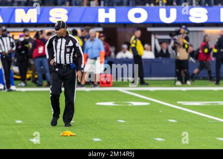 Inglewood, Stati Uniti. 08th Dec, 2022. Calcio americano: Campionato professionale NFL, Los Angeles Rams - Las Vegas, Main Round, Main Round Matches, match 14, SoFi Stadium: Un arbitro NFL corre a una bandiera di penalità. Credit: Maximilian Haupt/dpa/Alamy Live News Foto Stock