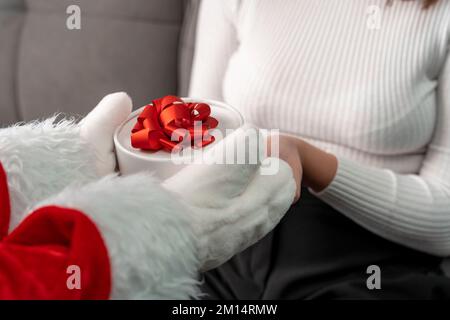 Babbo Natale dà un regalo di Natale ad una ragazza Foto Stock