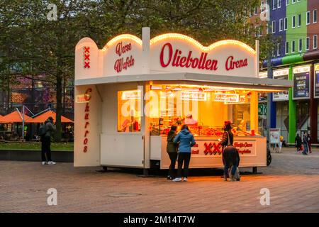 Amsterdam, Paesi Bassi. Novembre 2022. Una tipica pasticceria olandese. Foto di alta qualità Foto Stock