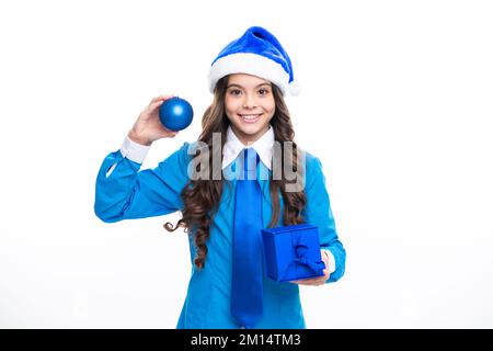 Regalo emotivo del bambino adolescente in attesa per il compleanno. Divertente ragazza di capretto che tiene le scatole del regalo che celebra l'anno nuovo felice o il Natale. Foto Stock