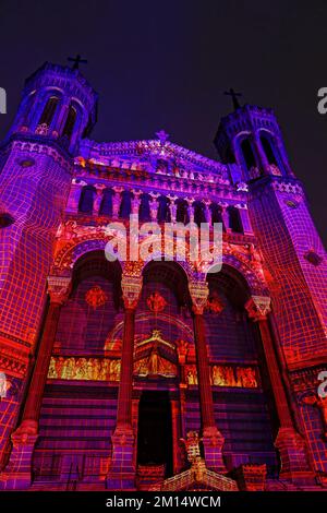 LIONE, FRANCIA, 8 dicembre 2022 : Basilica di Fourviere durante il Festival delle luci. Il Fete des Lumieres rivela la bellezza di Lione al tramonto quando il suo Foto Stock