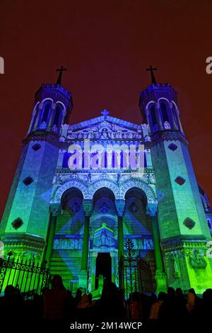 LIONE, FRANCIA, 8 dicembre 2022 : Basilica di Fourviere durante il Festival delle luci. Il Fete des Lumieres rivela la bellezza di Lione al tramonto quando il suo Foto Stock