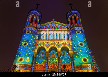 LIONE, FRANCIA, 8 dicembre 2022 : Basilica di Fourviere durante il Festival delle luci. Il Fete des Lumieres rivela la bellezza di Lione al tramonto quando il suo Foto Stock