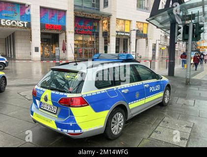 Dresda, Germania. 10th Dec, 2022. La polizia ha caduto fuori dell'Altmarktgalerie dopo una situazione di ostaggio. Credit: Jörg Schurig/dpa-Zentralbild/dpa/Alamy Live News Foto Stock