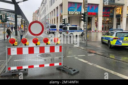 Dresda, Germania. 10th Dec, 2022. La polizia ha caduto fuori dell'Altmarktgalerie dopo una situazione di ostaggio. Credit: Jörg Schurig/dpa-Zentralbild/dpa/Alamy Live News Foto Stock