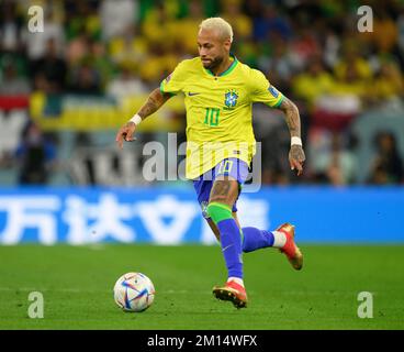 Al Rajjan, Qatar. 09th Dec, 2022. Calcio: Coppa del mondo, Croazia - Brasile, finale, quarto finale, Education City Stadium. Il brasiliano Neymar gioca la palla. Credit: Robert Michael/dpa/Alamy Live News Foto Stock