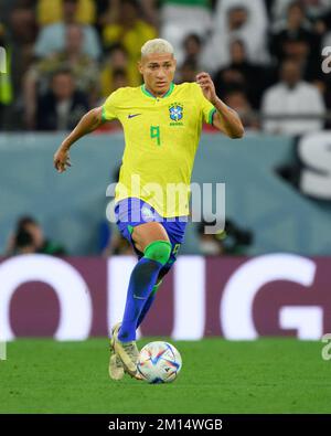 Al Rajjan, Qatar. 09th Dec, 2022. Calcio: Coppa del mondo, Croazia - Brasile, finale, quarto finale, Education City Stadium. Il brasiliano Richarlison gioca la palla. Credit: Robert Michael/dpa/Alamy Live News Foto Stock