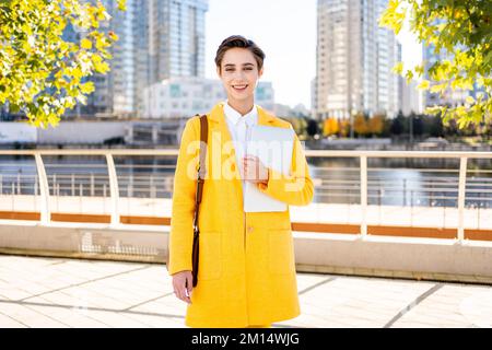 Bella giovane donna con capelli corti in città - Pretty caucasica donna adulta business donna con abito elegante andare a lavorare in ufficio Foto Stock