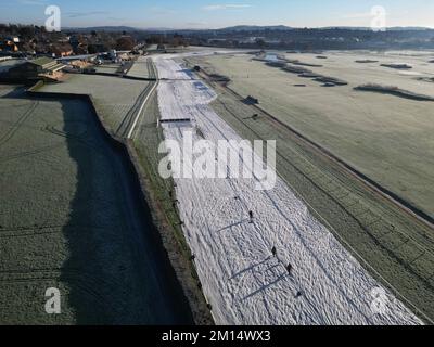 UK Weather - Hereford Racecourse, UK - Sabato 10th Dicembre 2022 - le corse di cavalli a Hereford sono state abbandonate questa mattina dopo una notte le temperature sono scese a -7 ( meno 7 ) nella contea nonostante il corso sia coperto. Foto Steven Maggio / Alamy Live News Foto Stock