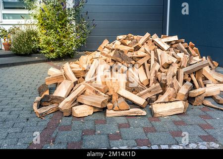 Un mucchio di legna da ardere accatastata, preparato per riscaldare la casa. Legna da ardere raccolta per riscaldamento in inverno Foto Stock