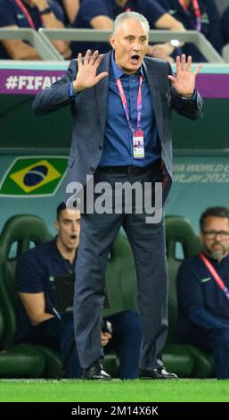 Al Rajjan, Qatar. 09th Dec, 2022. Calcio: Coppa del mondo, Croazia - Brasile, finale, quarto finale, Education City Stadium. Il coach del Brasile Tite gesti. Credit: Robert Michael/dpa/Alamy Live News Foto Stock