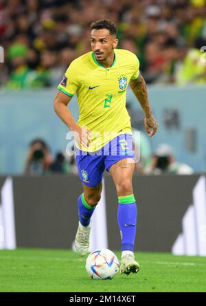 Al Rajjan, Qatar. 09th Dec, 2022. Calcio: Coppa del mondo, Croazia - Brasile, finale, quarto finale, Education City Stadium. Danilo del Brasile gioca la palla. Credit: Robert Michael/dpa/Alamy Live News Foto Stock