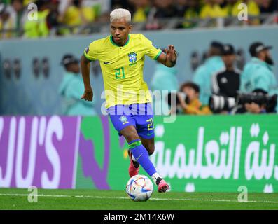 Al Rajjan, Qatar. 09th Dec, 2022. Calcio: Coppa del mondo, Croazia - Brasile, finale, quarto finale, Education City Stadium. Il Rodrygo brasiliano gioca la palla. Credit: Robert Michael/dpa/Alamy Live News Foto Stock