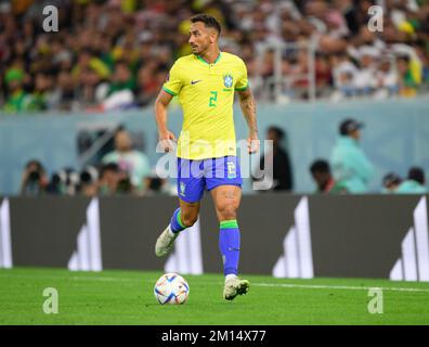 Al Rajjan, Qatar. 09th Dec, 2022. Calcio: Coppa del mondo, Croazia - Brasile, finale, quarto finale, Education City Stadium. Danilo del Brasile gioca la palla. Credit: Robert Michael/dpa/Alamy Live News Foto Stock