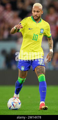 Al Rajjan, Qatar. 09th Dec, 2022. Calcio: Coppa del mondo, Croazia - Brasile, finale, quarto finale, Education City Stadium. Il brasiliano Neymar gioca la palla. Credit: Robert Michael/dpa/Alamy Live News Foto Stock