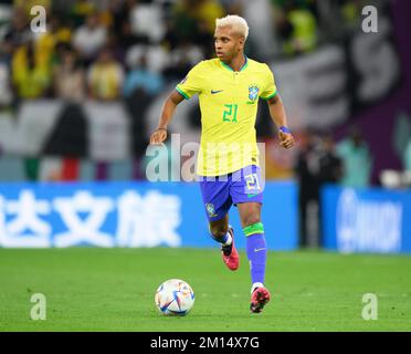 Al Rajjan, Qatar. 09th Dec, 2022. Calcio: Coppa del mondo, Croazia - Brasile, finale, quarto finale, Education City Stadium. Il Rodrygo brasiliano gioca la palla. Credit: Robert Michael/dpa/Alamy Live News Foto Stock