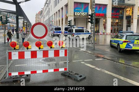 Dresda, Germania. 10th Dec, 2022. La polizia ha caduto fuori dell'Altmarktgalerie a Dresda dopo una situazione di ostaggio. Credit: Jörg Schurig/dpa-Zentralbild/dpa/Alamy Live News Foto Stock