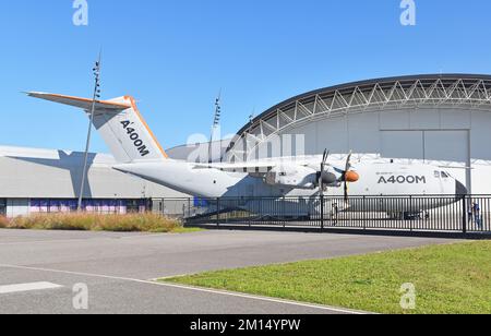 Tolosa Francia, Aeroscopia, museo aerospaziale, Blagnac, casa francese della Concorde, edificio simile ad un hangar con Airbus A400M Atlas di fronte Foto Stock