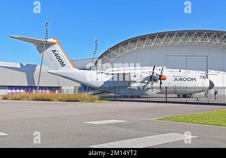 Tolosa Francia, Aeroscopia, museo aerospaziale, Blagnac, casa francese della Concorde, edificio simile ad un hangar con Airbus A400M Atlas di fronte Foto Stock