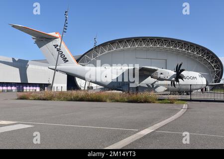 Tolosa Francia, Aeroscopia, museo aerospaziale, Blagnac, casa francese della Concorde, edificio simile ad un hangar con Airbus A400M Atlas di fronte Foto Stock