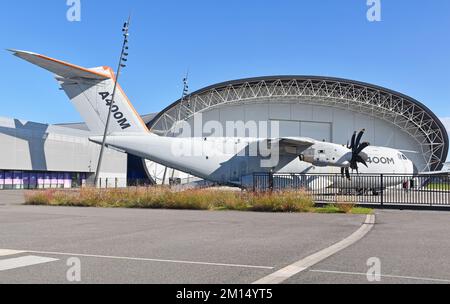 Tolosa Francia, Aeroscopia, museo aerospaziale, Blagnac, casa francese della Concorde, edificio simile ad un hangar con Airbus A400M Atlas di fronte Foto Stock