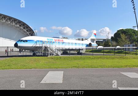 Tolosa Francia, Aeroscopia, museo aerospaziale, Blagnac, casa francese di Concorde, edificio hangar-like con aerei Air inter Caravelle a corto raggio Foto Stock