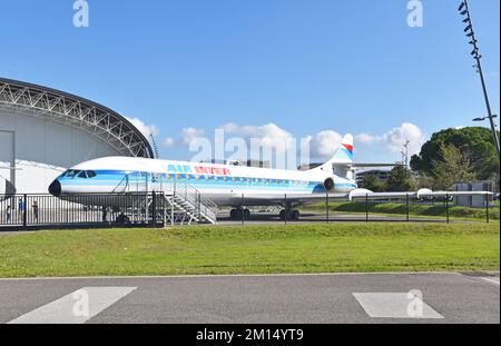 Tolosa Francia, Aeroscopia, museo aerospaziale, Blagnac, casa francese di Concorde, edificio hangar-like con aerei Air inter Caravelle a corto raggio Foto Stock