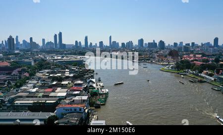 Veduta aerea del fiume Chao Phraya con barca moderna e in legno Foto Stock