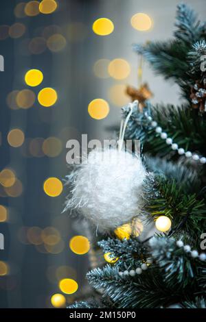 Pallina bianca, perline, luci bokeh di ghirlata luminosa. Albero di Natale. Foto Stock