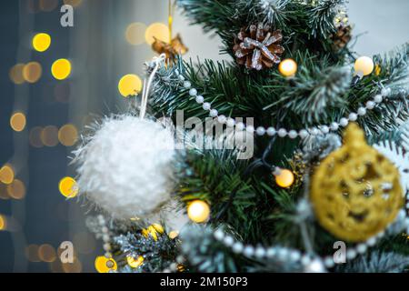 Pallina bianca, perline, luci bokeh di ghirlata luminosa. Albero di Natale. Foto Stock