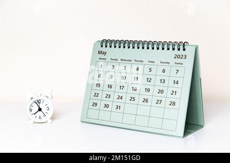 Maggio 2023 calendario e piccolo orologio su sfondo bianco isolato Foto Stock