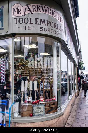 Harrogate, Regno Unito. 10th Dec, 2022. Jennie Lyons di Arkwright Tool Emporium mette gli ultimi ritocchi natalizi alla vetrina del negozio ispirandosi al famoso schizzo dei due Ronnies. Picture Credit: ernesto rogata/Alamy Live News Foto Stock