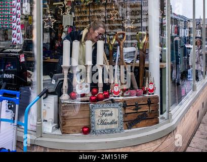 Harrogate, Regno Unito. 10th Dec, 2022. Jennie Lyons di Arkwright Tool Emporium mette gli ultimi ritocchi natalizi alla vetrina del negozio ispirandosi al famoso schizzo dei due Ronnies. Picture Credit: ernesto rogata/Alamy Live News Foto Stock