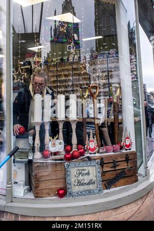 Harrogate, Regno Unito. 10th Dec, 2022. Jennie Lyons di Arkwright Tool Emporium mette gli ultimi ritocchi natalizi alla vetrina del negozio ispirandosi al famoso schizzo dei due Ronnies. Picture Credit: ernesto rogata/Alamy Live News Foto Stock