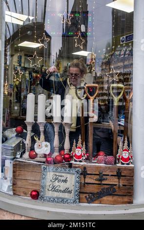 Harrogate, Regno Unito. 10th Dec, 2022. Jennie Lyons di Arkwright Tool Emporium mette gli ultimi ritocchi natalizi alla vetrina del negozio ispirandosi al famoso schizzo dei due Ronnies. Picture Credit: ernesto rogata/Alamy Live News Foto Stock