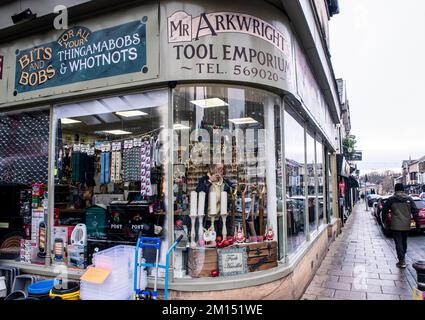 Harrogate, Regno Unito. 10th Dec, 2022. Jennie Lyons di Arkwright Tool Emporium mette gli ultimi ritocchi natalizi alla vetrina del negozio ispirandosi al famoso schizzo dei due Ronnies. Picture Credit: ernesto rogata/Alamy Live News Foto Stock