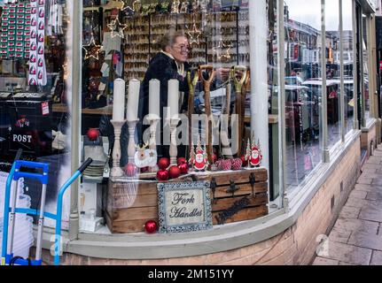 Harrogate, Regno Unito. 10th Dec, 2022. Jennie Lyons di Arkwright Tool Emporium mette gli ultimi ritocchi natalizi alla vetrina del negozio ispirandosi al famoso schizzo dei due Ronnies. Picture Credit: ernesto rogata/Alamy Live News Foto Stock