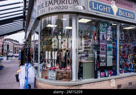 Harrogate, Regno Unito. 10th Dec, 2022. Jennie Lyons di Arkwright Tool Emporium mette gli ultimi ritocchi natalizi alla vetrina del negozio ispirandosi al famoso schizzo dei due Ronnies. Picture Credit: ernesto rogata/Alamy Live News Foto Stock