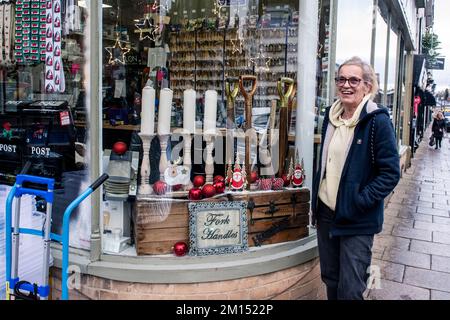 Harrogate, Regno Unito. 10th Dec, 2022. Jennie Lyons di Arkwright Tool Emporium mette gli ultimi ritocchi natalizi alla vetrina del negozio ispirandosi al famoso schizzo dei due Ronnies. Picture Credit: ernesto rogata/Alamy Live News Foto Stock