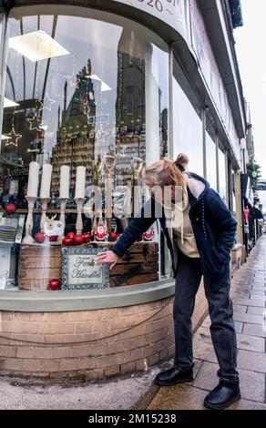 Harrogate, Regno Unito. 10th Dec, 2022. Jennie Lyons di Arkwright Tool Emporium mette gli ultimi ritocchi natalizi alla vetrina del negozio ispirandosi al famoso schizzo dei due Ronnies. Picture Credit: ernesto rogata/Alamy Live News Foto Stock